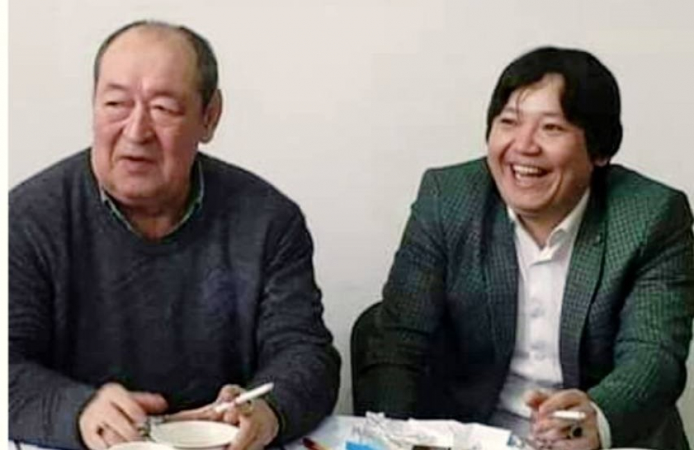 Төрт аяқпен тұрған әйелдің қалай зәр шығаруын көрсетіңіз