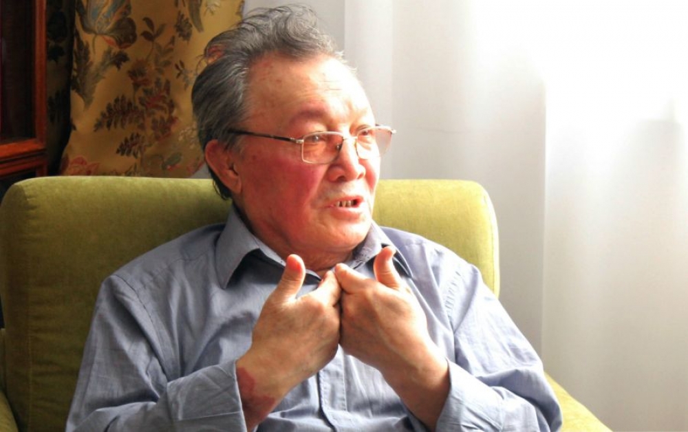 Машинада джинсы шалбар киген аққұбаны трахает