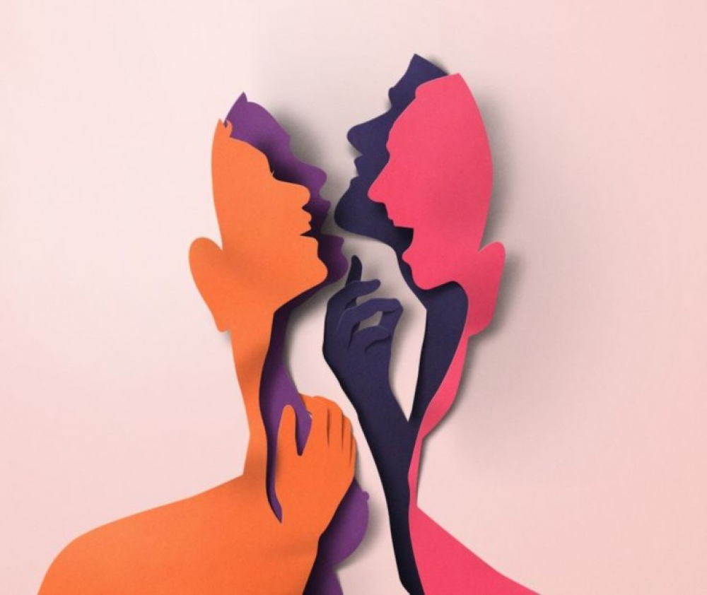 Порно: Әдемі жігіт резеңке қуыршақты трахает