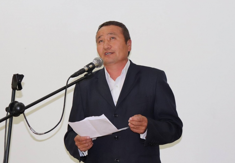 Жетілген әйелдің кискасын сипалап жатқан порно видеосы